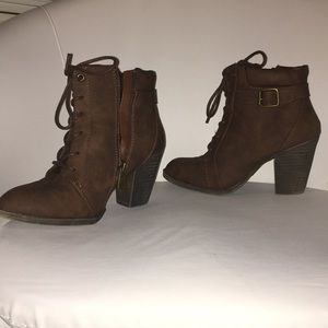 Ankle medium heel boots.